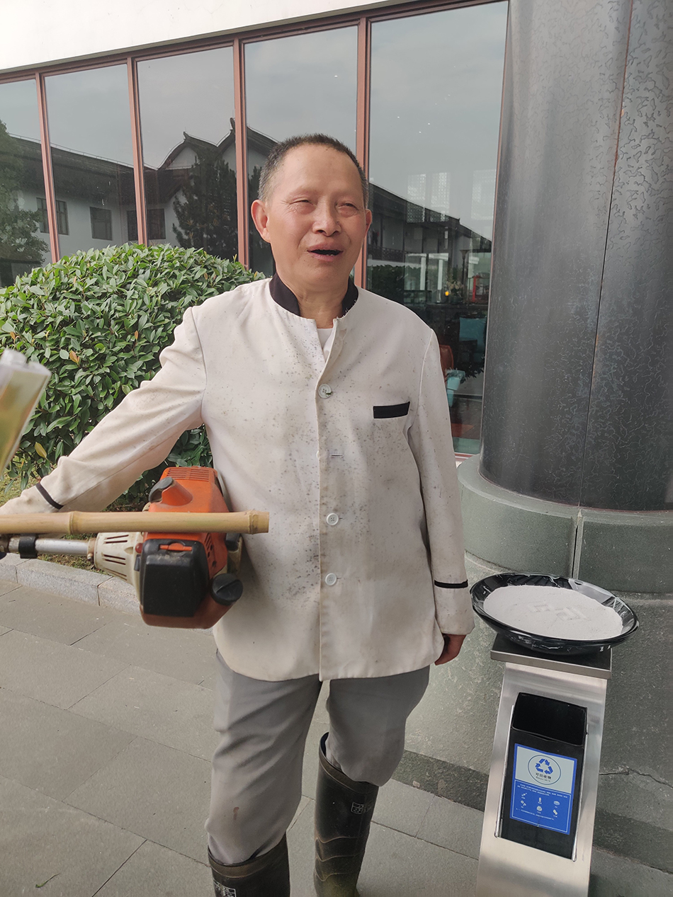 清洁工陈中明在南湖国际大酒店上班。 Emma 图