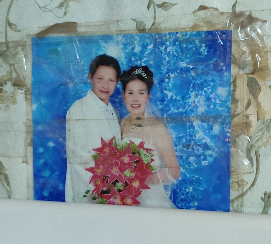 陈中明与妻子马明英补拍的婚纱照。 Emma 图